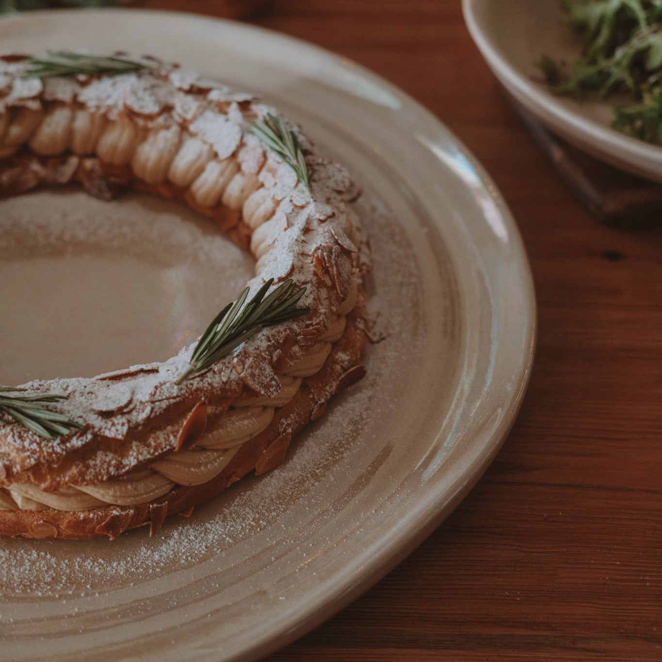 Round waves serving plate