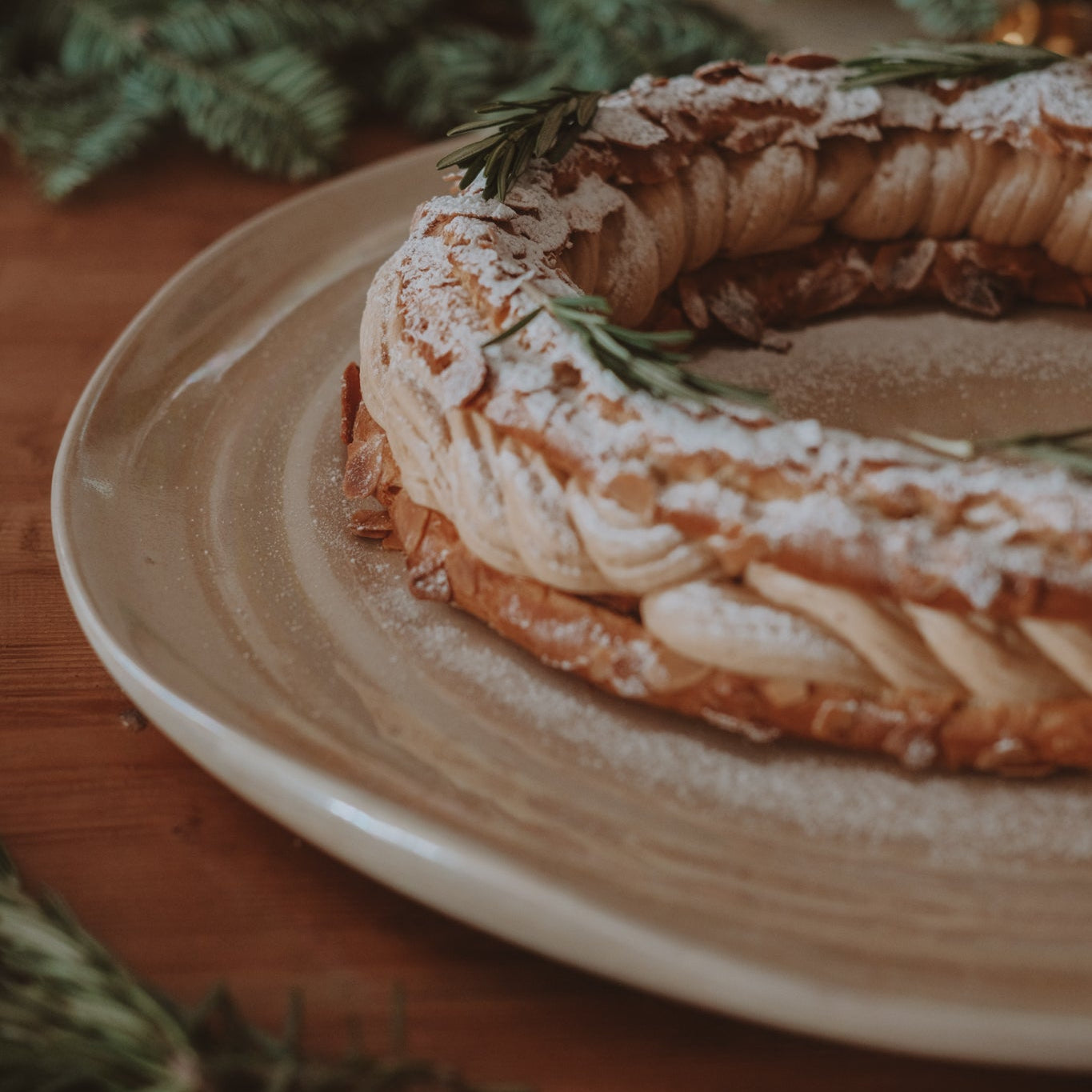 Round waves serving plate