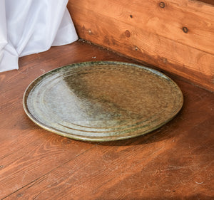 Round waves serving plate