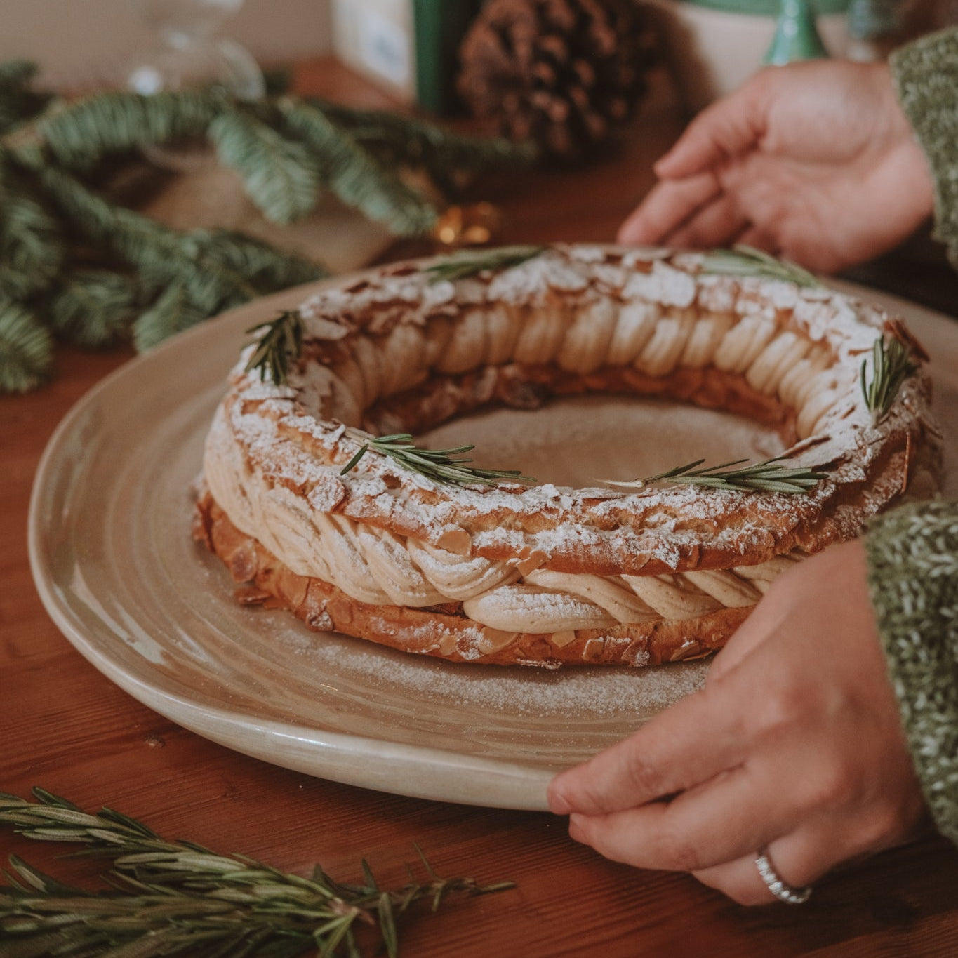 Round waves serving plate