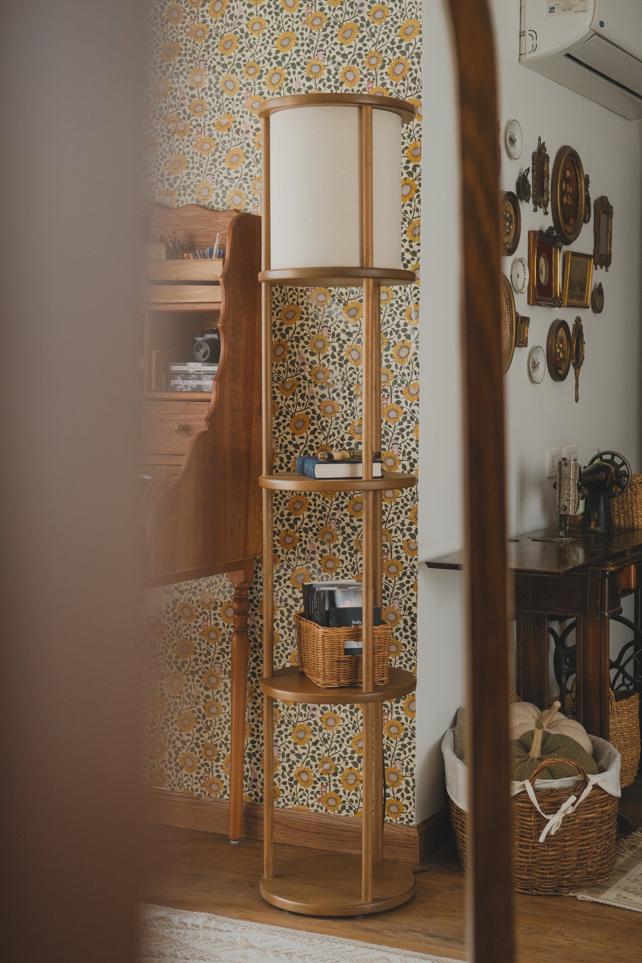 Lumiére shelved lamp