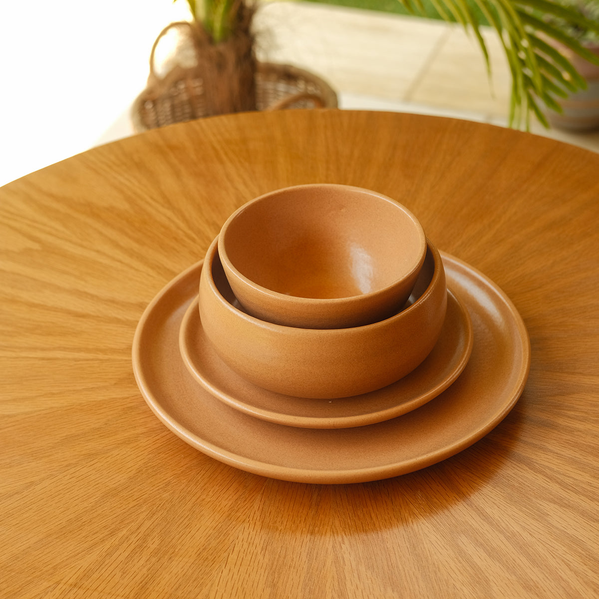 Round dinner set